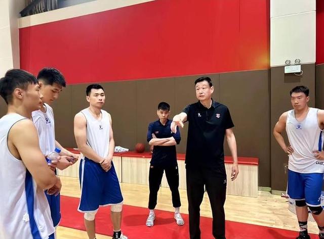 正式官宣！男篮球二代告别CBA，仅打两个赛季，转战NBL