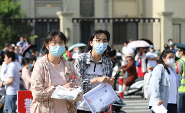 家长帮高考生选城市，张雪峰给出5个维度，能占4条就是好地方