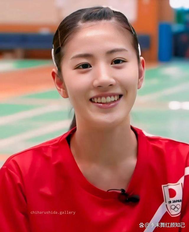 力压黄雅琼成球员票选的最美女神！日本名将露齿甜笑美得动人心魄