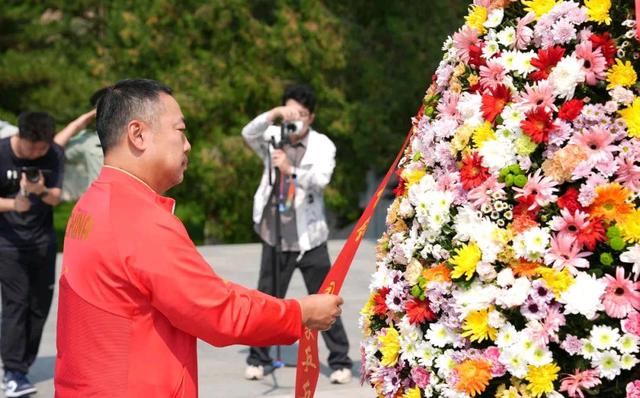 亚锦赛刘国梁亲自带队，王曼昱教练没去，张本智和身兼三项参赛