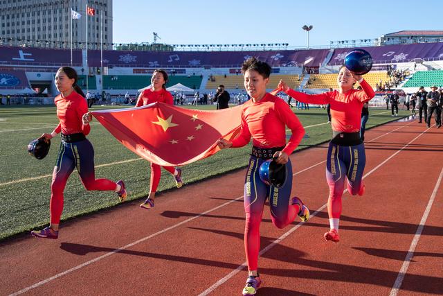 （新华视界）中国队夺得“消防奥运会”女子手抬机动泵出水打靶比赛冠军