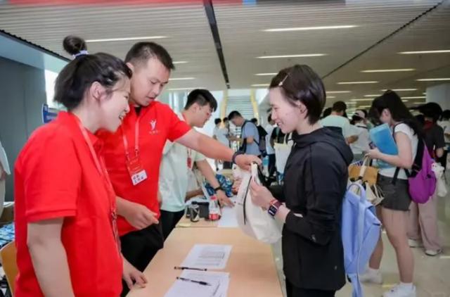 陈芋汐到同济大学报到，中国“梦之队”的传统除了压水花还有学文化？