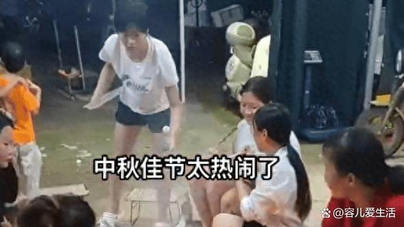 开心！全红婵终于能和家人安静过中秋，一桌海鲜烧烤大餐真丰盛