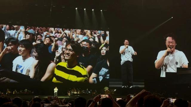 “奔现”演唱会上，陈奕迅口误说成“跳水队”，“孤泳者”们贴脸开大：游泳队！