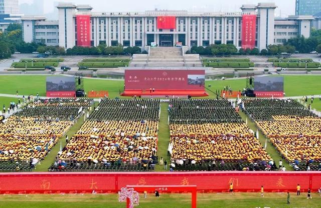 奥运冠军张雨霏开学第一餐食堂吃啥？手抓饼加豆浆，不到10元